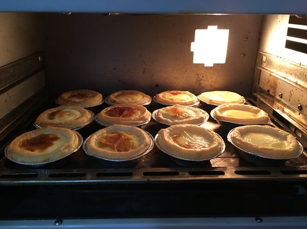 倒入塔皮內需9分滿，烤箱用200度預熱，烘烤時間10分鐘分別2次，注意表皮是否烤焦，微焦屬正常。