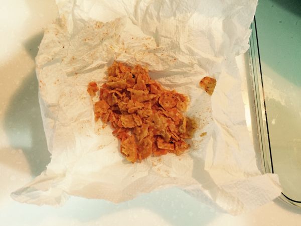 用力把多力多滋捏碎，然後倒入炒飯中