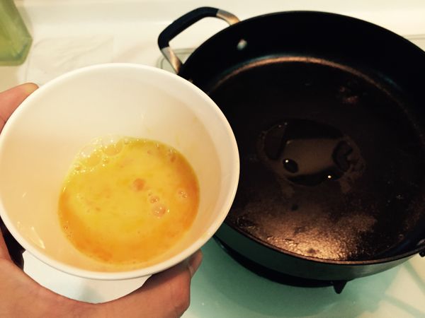 人夫們，記得先熱鍋，蛋打好喔