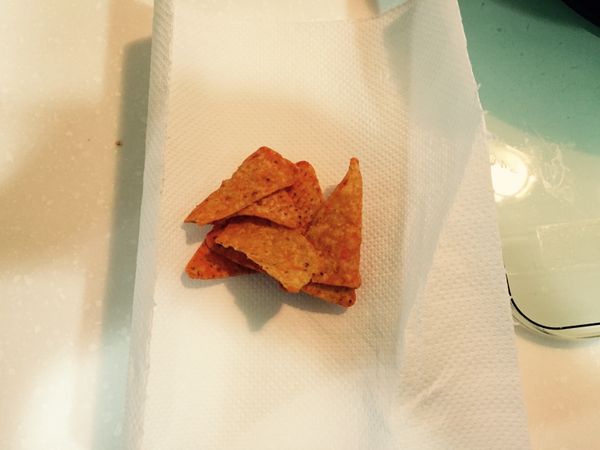 把幾片多力多滋放在衛生紙上，幹嘛呢，往下看