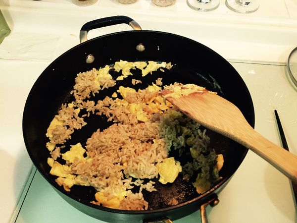 然後把熟飯倒入，人夫們，這道食譜包準小孩愛吃一直要，所以，可以準備多一點飯