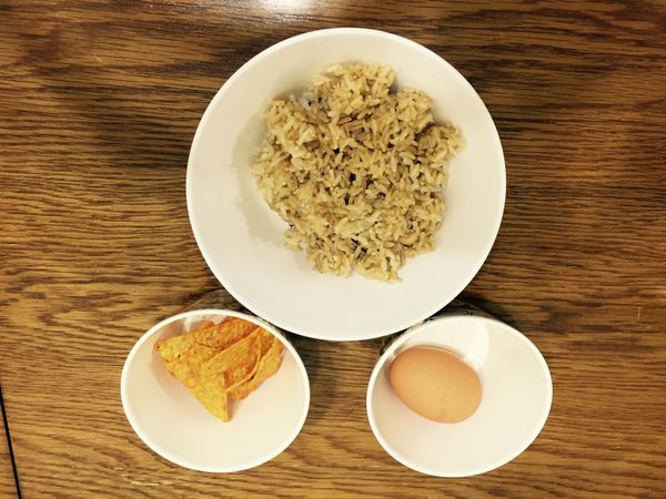 各位人夫們，就這三樣： 熟飯 + 一顆蛋 + 幾片多力多滋