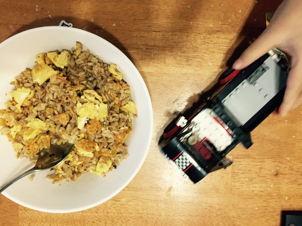 小孩看了，連Lego車都不玩了，五分鐘不到把飯吃光光