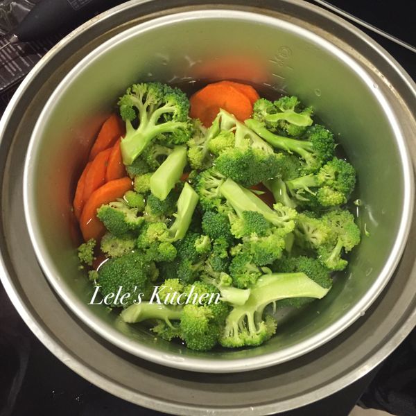 將蔬菜切成適當大小，內鍋放600cc的水，外鍋倒半杯水蒸熟。