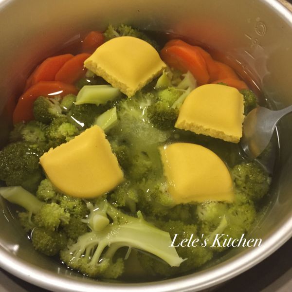 電鍋跳起後，加入奶油醬塊與無鹽奶油 拌至融化。