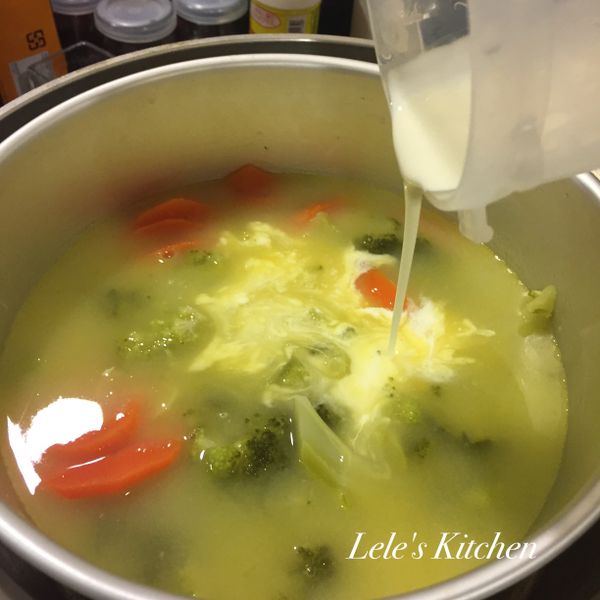 最後倒入鮮奶油，外鍋再加入半杯水繼續蒸。