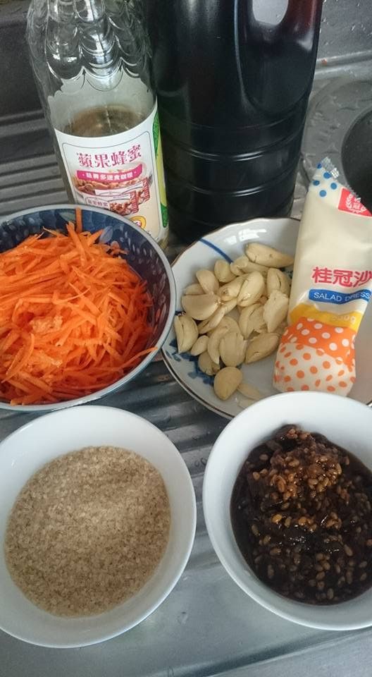 香油30g 辣豆腐乳80g 大蒜20g 蜂蜜醋80g 沙拉醬20g 芝麻醬70g 砂糖 35g以上2材料打成汁與1拌勻放冷藏1以上就可食用啦。（全聯都有賣）