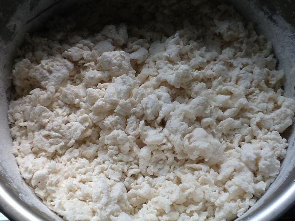 1.備麵粉，加鹽，慢慢的加入滾水，用筷子輕拌(呈片狀)。