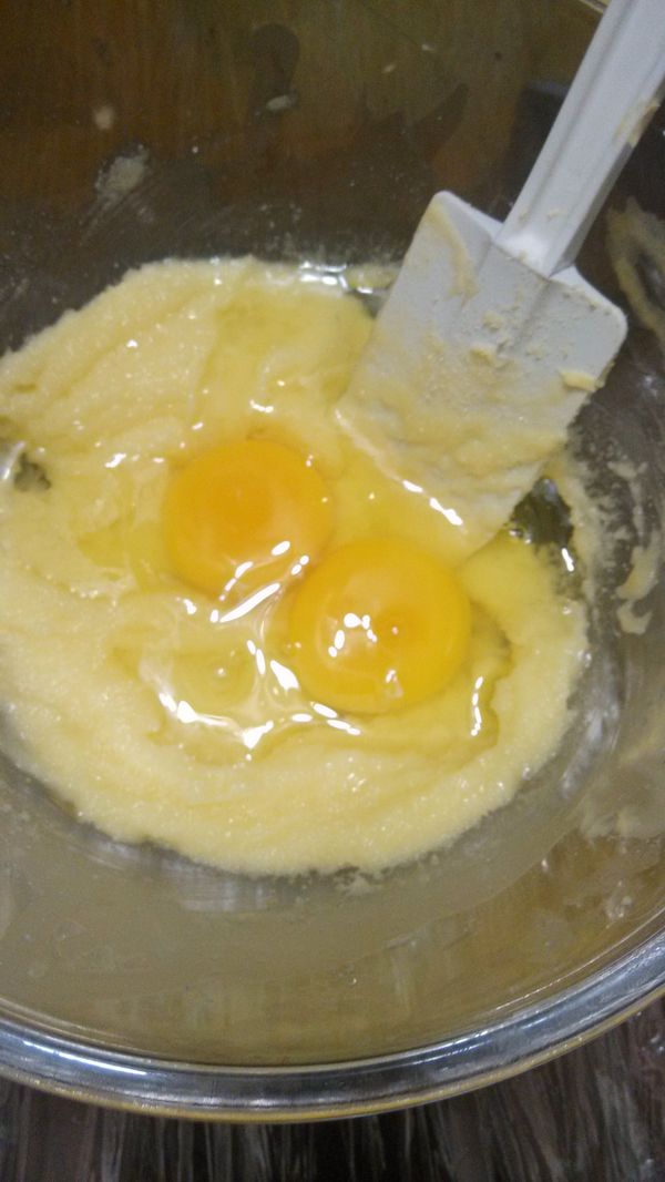 加入蛋（如果變豆花可以先加入一些麵粉攪拌）