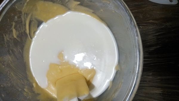 加入鮮奶攪拌