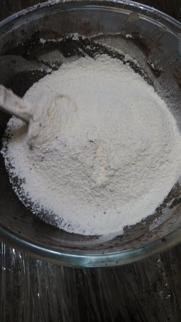 加入低筋麵粉（過篩）