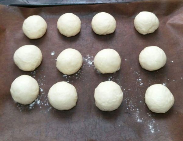 除鹽.玄米油外，其餘材料依序如麵包機攪動，牛奶-糖-麵粉，攪拌5分鐘後入鹽巴及玄米油續攪25分鐘，取出放入鋼盆，烤箱放碗熱水，入烤箱ㄧ發40分鐘，ㄧ發後分12小糰@小糰約30g鬆弛15分鐘