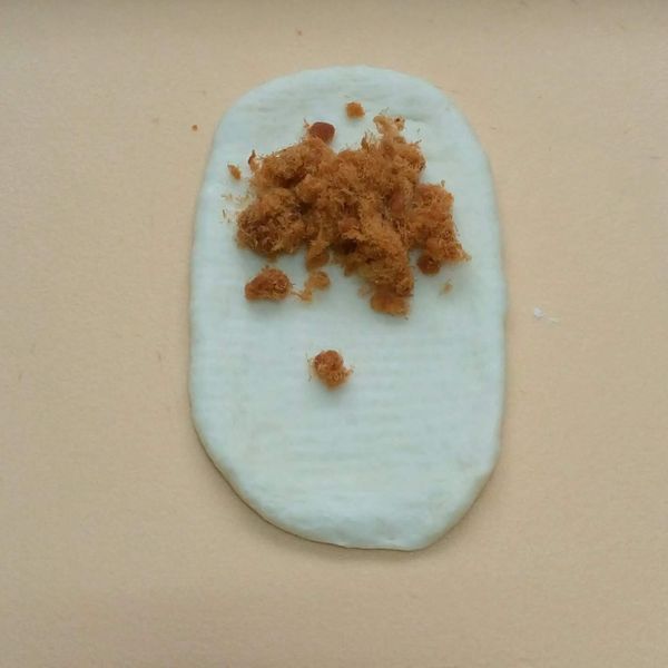 鬆弛後，每小糰桿長方形，上舖沙拉醬.肉鬆，由上往下捲成長條形