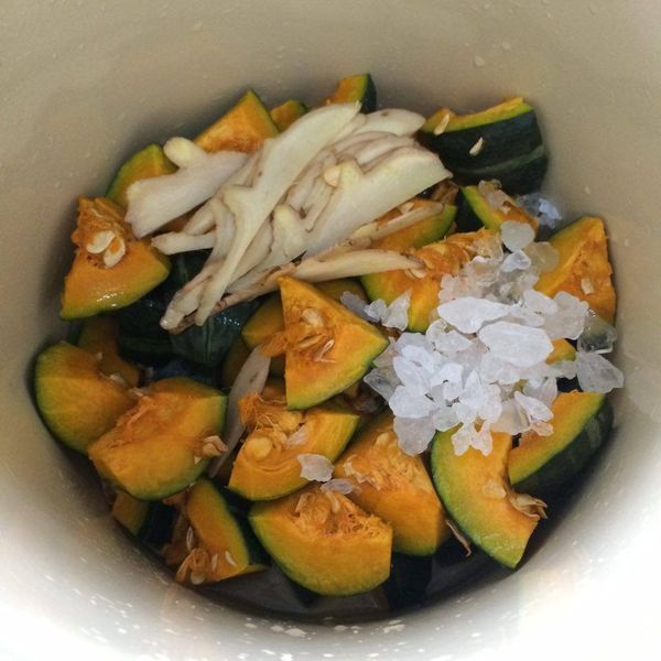 將南瓜洗淨切塊，可以去籽也可以保留，我選擇保留，因為南瓜內部組織也是非常有營養的！薑切片備用。將所有食材放入鍋中，蓋上鍋蓋，開火燉南瓜。