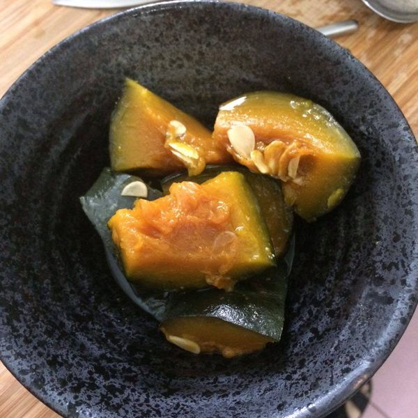 燉煮約30分鐘，開蓋看見南瓜蜜在甜湯裡，南瓜肉部分顏色變得有點透明，皮部分呈深深的墨綠，下箸軟爛，變是完成囉！