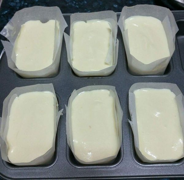 蛋糕糊-請參考前食譜蛋糕吐司內做法，蛋糕糊平均倒入麵糰上(約7-8分滿)