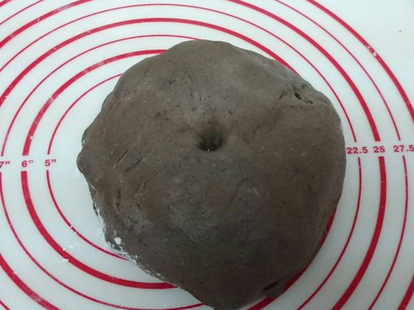 約１個小時首次發酵完成(手沾麵粉手插麵團一個洞不彈回即發酵完成)，倒出麵團輕壓出空氣後滾圓，蓋保鮮膜或鍋子鬆弛醒１０分鐘。