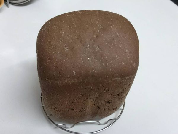 鏘鏘！！香噴噴的麵包出爐啦~ 
立即將麵包移至鐵網架上至完全冷卻後再行切片。