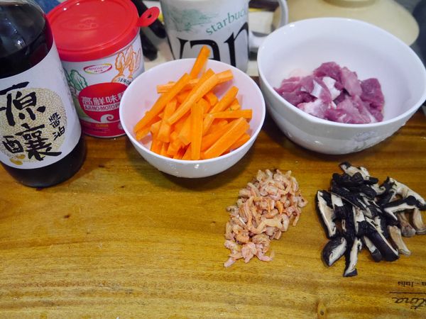 香菇洗淨後泡水泡開切絲，蝦米洗淨，紅蘿蔔切約6cm長條，肉逆紋切絲，大白菜洗淨切大塊