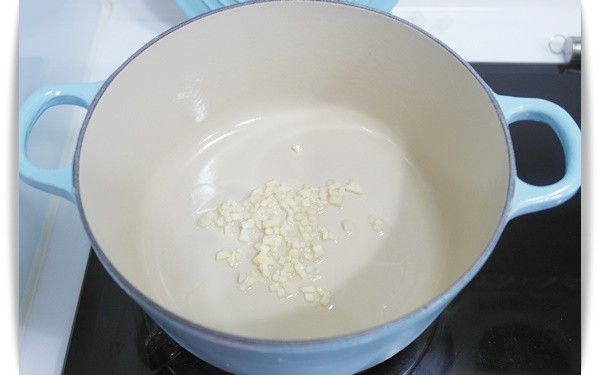 首先在鍋中倒入些許油後放入蒜末炒香~~