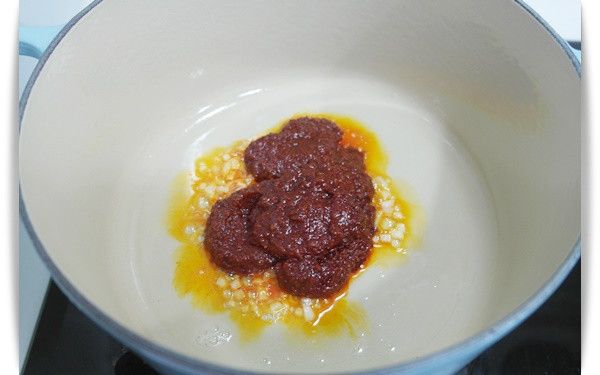 倒入麻辣醬拌炒~~