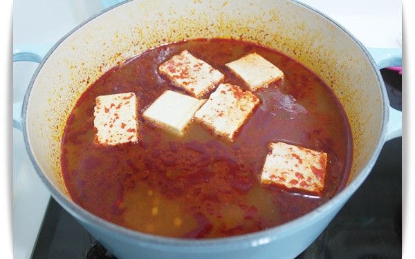 煮滾後放入高麗菜及火鍋料肉片等~~~煮至熟即完成囉:)