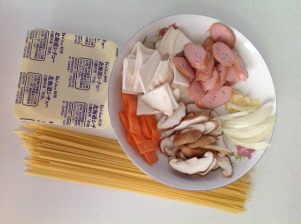 蒜米切碎，洋蔥切絲，杏鮑菇，香菇，紅蘿蔔，香腸切片。