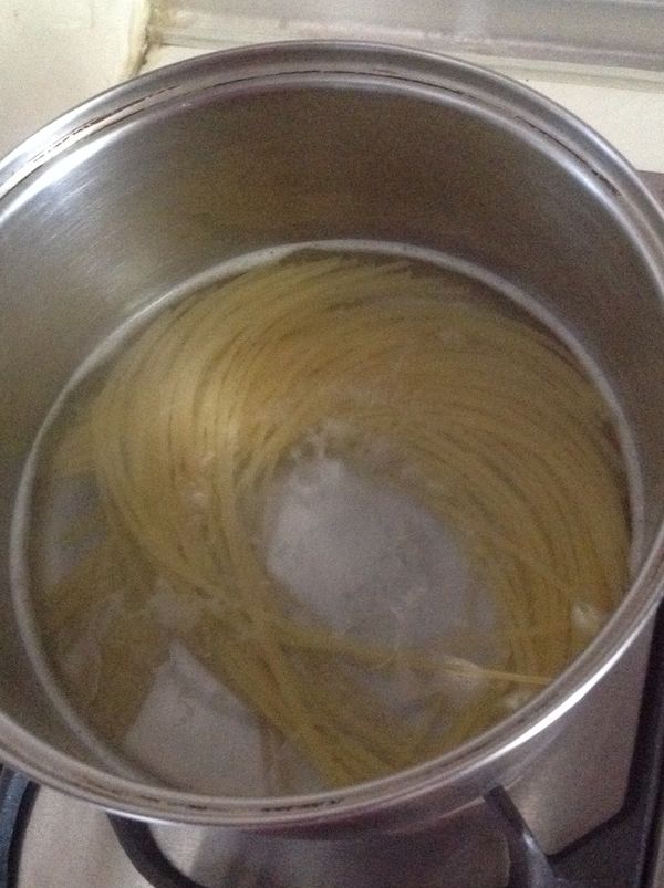 煮一鍋水加入少許橄欖油，鹽。水滾後加入義大利麵，小火煮10分鐘。