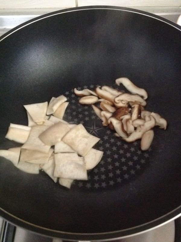 另用不粘鍋乾煎杏鮑菇，香菇。聞到菇菇香氣，看到有水溢出時即可取出。