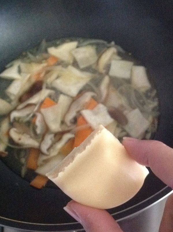 關火，加入一塊北海道白醬塊，攪拌至完全溶解，如果覺得太濃稠可以再加一點水。