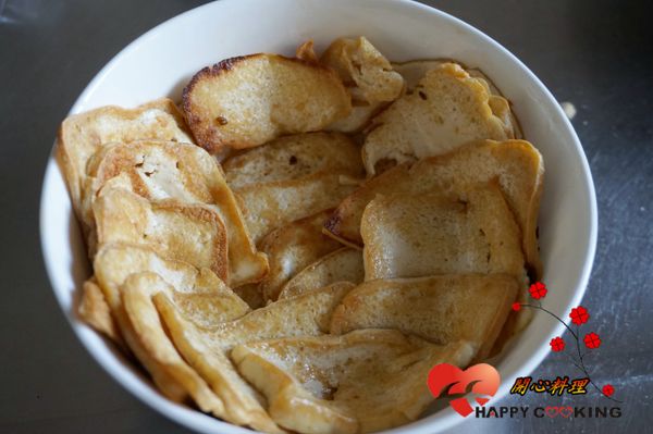 取出整齊地舖在碗中