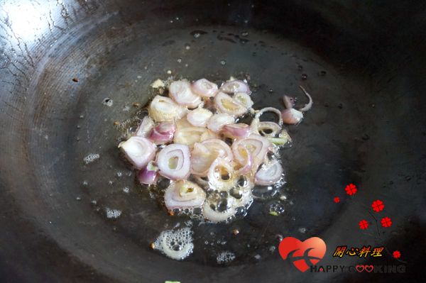 一大匙油爆香蔥頭