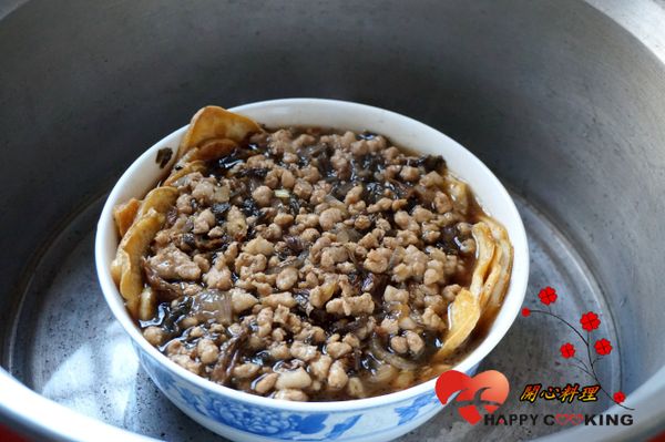 鋪在豆腐中,用電鍋一杯水蒸至跳起悶30分