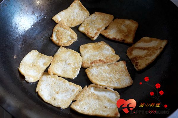 將豆腐切薄片煎至兩面金黃
