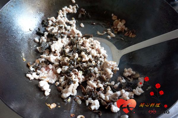 梅乾菜洗淨浸泡一會切小段加入拌炒