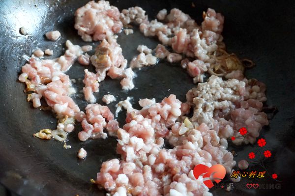 放入絞肉炒至發白
