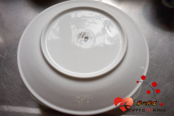 用盤蓋著倒出湯汁後再扣入盤