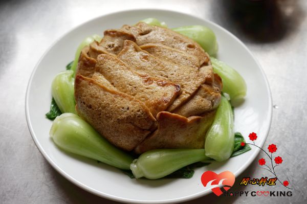 用青江菜與紅辣椒擺盤裝飾