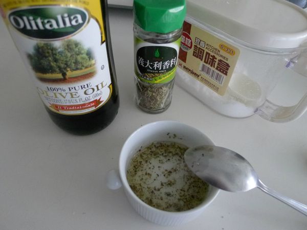 拿一個小碗將[調味料]預先拌在一起