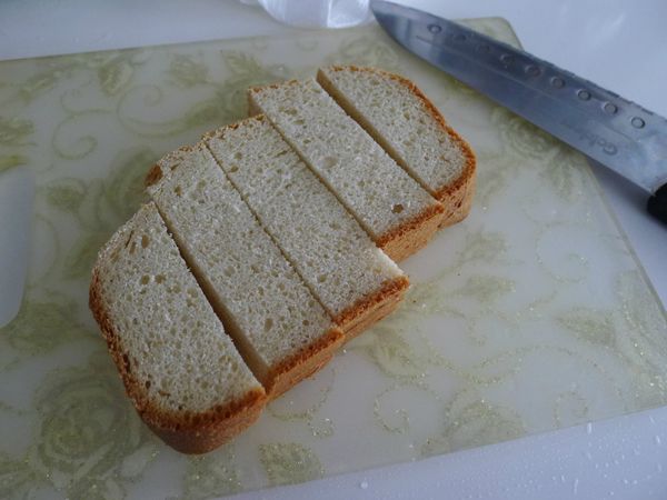 再切成細條(不切整片吃也很豪爽啦)