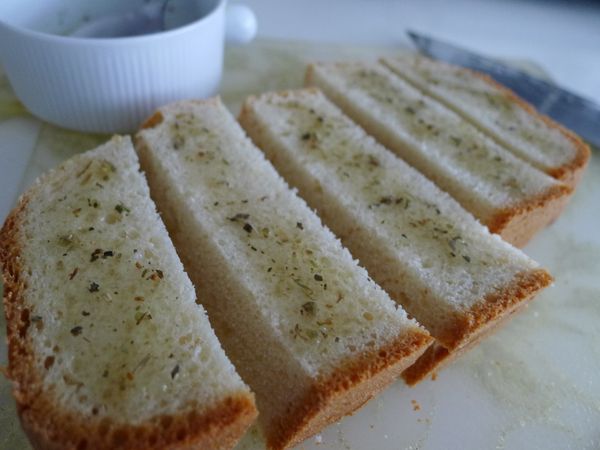 把[調味料]塗抹在麵包上(塗一面就可以了喔)