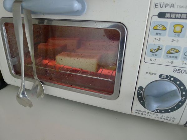 放入小烤箱裡烤3-4分鐘 (中途可開來看調整自己喜歡的焦度)