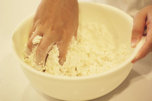 【團】手工無添加麵條：
將中筋麵粉篩入盆子裡，再加入鹽巴及冷開水；
將所有材料揉成一個光滑的麵團，用保鮮膜包好鬆弛 30 分鐘。