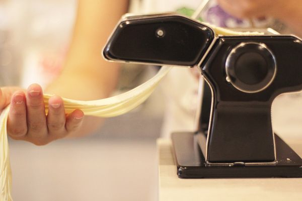 【麵】手工無添加麵條：
壓麵機作法：
用壓麵機從刻度 0 桿壓至刻度 4，再用機器切成長條即完成。