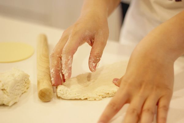 【麵】手工無添加麵條：
純手工作法：
先在麵團兩面撒上少許麵粉防沾黏，在用桿麵棍桿開麵糰，讓麵團成為均勻的薄片。薄麵皮撒些麵粉防沾，再將麵糰折疊起來，用刀切成條狀即完成。