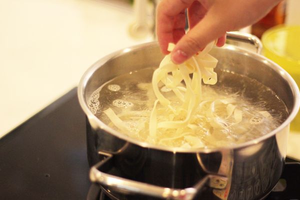 【煮】：
白麵條煮熟後撈起。