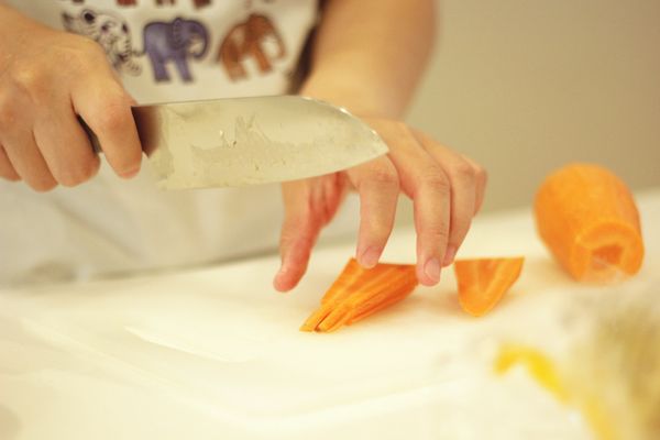 【燙】：
雞胸肉切絲、蔬菜分別燙熟。