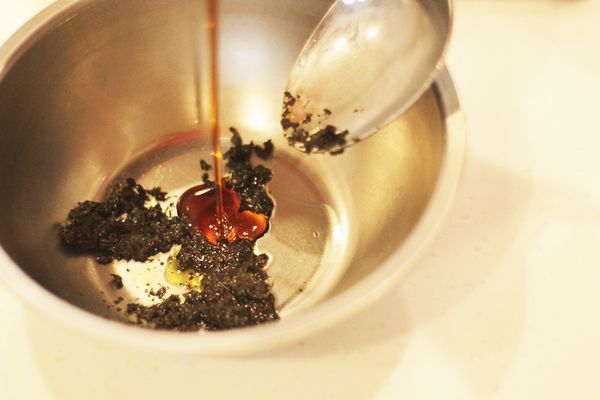 【醬】：
香椿醬、醬油和香油調成醬。