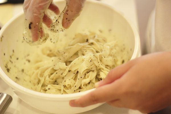 【拌】：
將醬和麵條拌勻，依序擺入雞肉和蔬菜等食材。