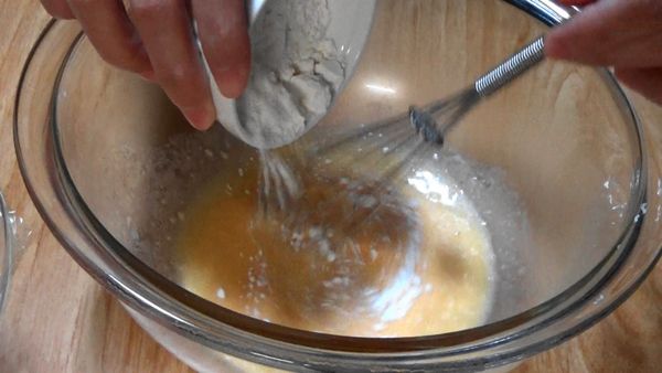 ホットケーキミックス（熱香餅蛋糕粉）を加えて混ぜます。